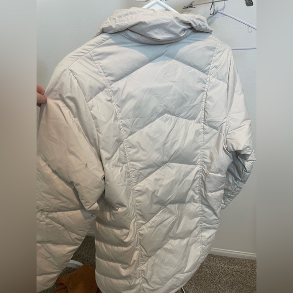 Women’s Patagonia White Puffer Jacket - Picture 5 of 5